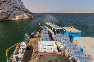 NASSER GÖLÜ: 22 Şubat 2019: Mısır, Nasser Gölü 'nden geçen bir feribotta kamyonlar