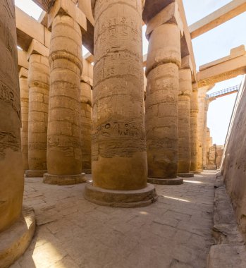 Mısır 'ın Karnak kentindeki Amun Tapınağı' ndaki Büyük Hypostyle Salonu 'nun sütunları.
