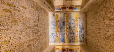 LUXOR, EGYPT - 20 Şubat 2019: Mısır 'ın Theban Necropolis kentindeki Krallar Vadisi' ndeki Ramses IV mezarının tavanı