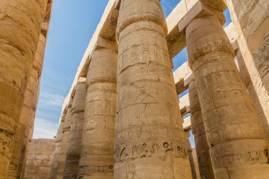 Mısır 'ın Karnak kentindeki Amun Tapınağı' ndaki Büyük Hypostyle Salonu 'nun sütunları.