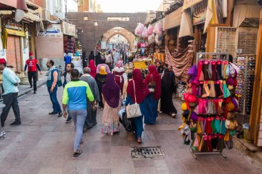 ASWAN, EGYPT: 12 Şubat 2019: Aswan, Mısır 'daki eski çarşıda (pazar) insanlar