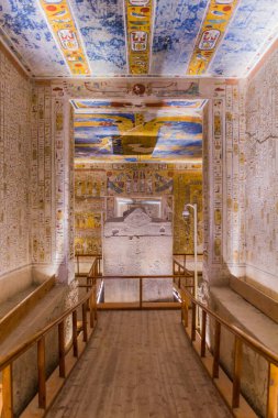 LUXOR, EGYPT - 20 Şubat 2019: Mısır 'ın Theban Necropolis kentindeki Krallar Vadisi' ndeki Ramses IV 'ün kabri