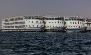 Mısır, Aswan yakınlarındaki Nil nehrinde seyir gemileri