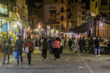 ASWAN, EGYPT: 12 Şubat 2019: Aswan, Mısır 'daki eski çarşıda (pazar) insanlar