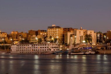 Akşam manzarası Aswan silueti ve Nil nehri, Mısır