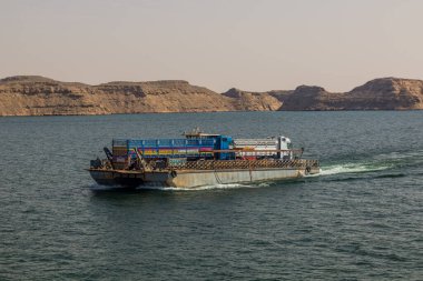 NASSER GÖLÜ: 22 Şubat 2019: Mısır, Nasser Gölü 'nden geçen bir feribotta kamyonlar