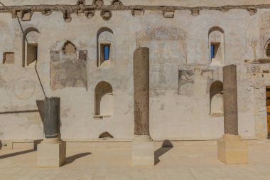 SOHAG, EGYPT: 11 Şubat 2019: Sohag yakınlarındaki Kızıl Manastır Duvarı (Deir al Ahmar)