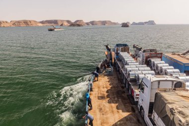 NASSER GÖLÜ: 22 Şubat 2019: Mısır, Nasser Gölü 'nden geçen bir feribotta kamyonlar