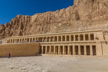 LUXOR, EGYPT - 18 Şubat 2019: Luxor 'un Batı Şeria' sındaki Hatshepsut Tapınağı, Mısır