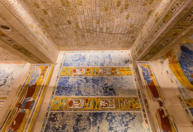 Mısır 'daki Theban Mezarlığı' ndaki Krallar Vadisi 'ndeki Ramses IV mezarının tavanı.