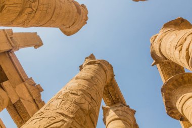 Mısır, Karnak 'taki Amun Tapınağı' ndaki Büyük Hypostyle Salonu 'nun sütunları.