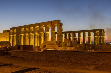 Mısır 'daki Luxor Tapınağı' nın akşam manzarası