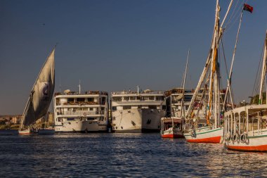ASWAN, EGYPT: 14 Şubat 2019: Aswan, Mısır 'daki Nil nehrinde tekneler