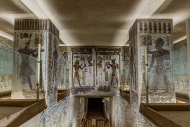 LUXOR, EGYPT - 20 Şubat 2019: Mısır 'ın Theban Necropolis kentindeki Krallar Vadisi' nde III.