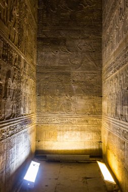 EDFU, EGYPT - 17 Şubat 2019: Edfu, Mısır 'daki Horus tapınağının içi
