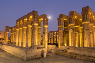 Mısır 'daki Luxor Tapınağı' nın akşam manzarası