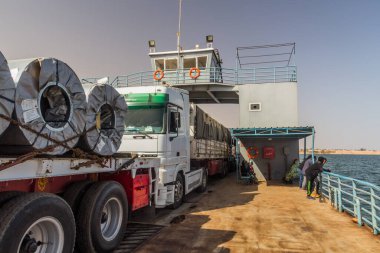 ABU SIMBEL, EGYPT: 22 Şubat 2019: Mısır, Abu Simbel 'de Nasser Gölü' nden geçen bir feribot kamyonu