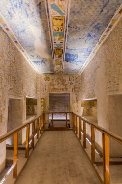 LUXOR, EGYPT - 20 Şubat 2019: Mısır 'ın Theban Necropolis kentindeki Krallar Vadisi' nde IV kabri açıyor