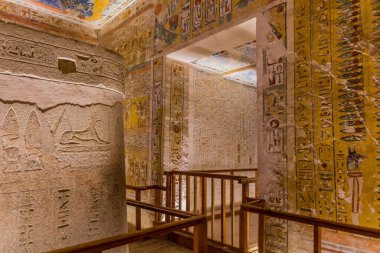 LUXOR, EGYPT - 20 Şubat 2019: Mısır 'ın Theban Necropolis kentindeki Krallar Vadisi' ndeki Ramses IV 'ün kabri