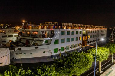 Mısır, Lüksör 'deki bir yolcu gemisinin akşam manzarası