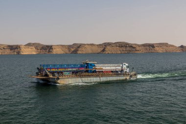NASSER GÖLÜ: 22 Şubat 2019: Mısır, Nasser Gölü 'nden geçen bir feribotta kamyonlar