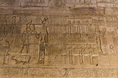Edfu, Mısır 'daki Horus tapınağındaki hiyeroglifler.