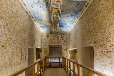 LUXOR, EGYPT - 20 Şubat 2019: Mısır 'ın Theban Necropolis kentindeki Krallar Vadisi' nde IV kabri açıyor