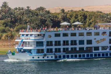 NILE, EGYPT - 17 Şubat 2019: Nil nehrinde gemi gezisi, Mısır