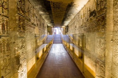 LUXOR, EGYPT - 20 Şubat 2019: Mısır 'ın Theban Necropolis kentindeki Krallar Vadisi' nde III.