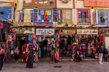 ASWAN, EGYPT: 12 Şubat 2019: Mısır 'ın Aswan kentindeki eski çarşıda (pazarda) çeşitli dükkanlar