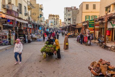 ASWAN, EGYPT: 12 Şubat 2019: Aswan, Mısır 'daki eski çarşıda (pazar) insanlar