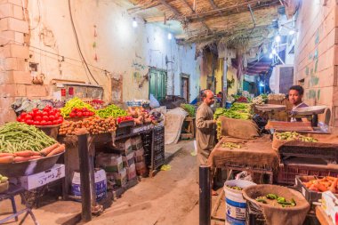 ASWAN, EGYPT: 13 Şubat 2019: Aswan, Mısır 'daki eski çarşıya (pazara) bakış