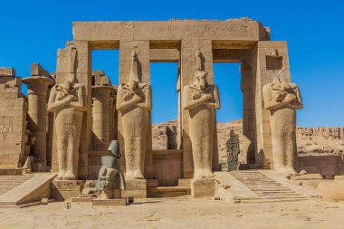 Ramseum (2. Ramses Morg Tapınağı) Mısır 'daki Theban Mezarlığı' nda.