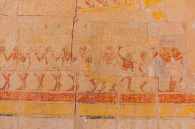 LUXOR, EGYPT - 18 Şubat 2019: Luxor 'un Batı Şeria' sındaki Hatshepsut Tapınağı 'nın duvar süslemeleri, Mısır