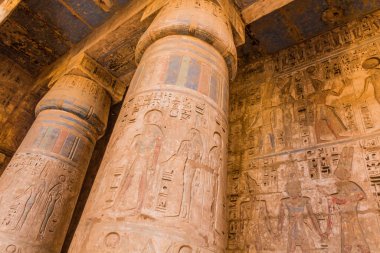Mısır 'ın başkenti Theban Necropolis' te Medinet Habu 'nun (3. Ramesses Morg Tapınağı) madalyalı sütunları