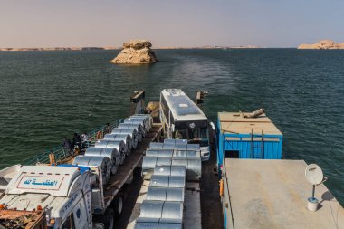 NASSER GÖLÜ: 22 Şubat 2019: Mısır, Nasser Gölü 'nden geçen bir feribotta kamyonlar
