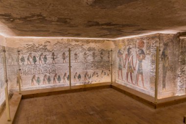 LUXOR, EGYPT - 20 Şubat 2019: Mısır 'daki Theban Mezarlığı' ndaki Krallar Vadisi 'ndeki Ramses III' ün Duvarları