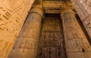 LUXOR, EGYPT - 18 Şubat 2019: Luxor 'un Batı Şeria' sındaki Hatshepsut Tapınağındaki sütunlar, Mısır