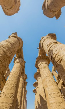 Mısır, Karnak 'taki Amun Tapınağı' ndaki Büyük Hypostyle Salonu 'nun sütunları.