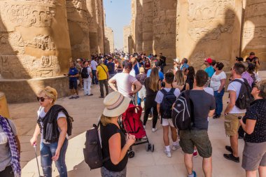 LUXOR, EGYPT - 21 Şubat 2019: Mısır 'ın Karnak kentindeki Amun Tapınağı' ndaki Büyük Hypostyle Salonu 'nda turist kalabalığı