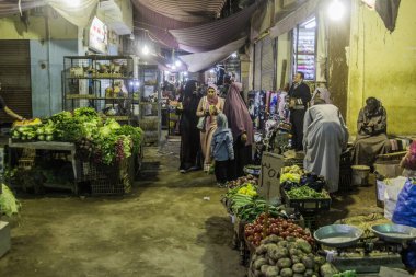 ASWAN, EGYPT: 12 Şubat 2019: Aswan, Mısır 'daki eski çarşıda (pazar) insanlar