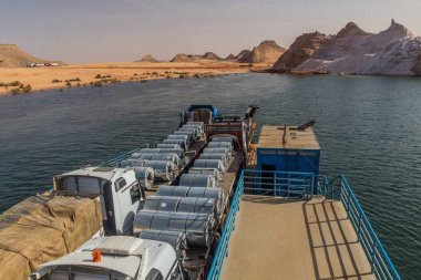 Mısır, Nasser Gölü 'nden geçen bir feribotta kamyonlar.