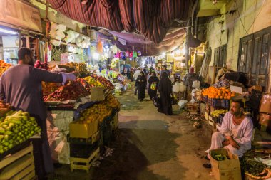 ASWAN, EGYPT: 12 Şubat 2019: Aswan, Mısır 'daki eski çarşıda (pazar) insanlar