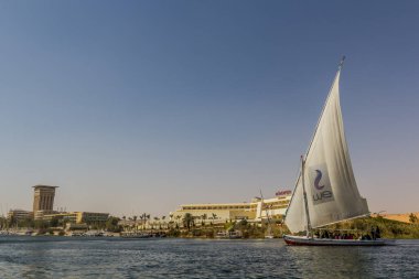 ASWAN, EGYPT: 15 Şubat 2019: Aswan, Mısır 'da Nil nehrinde Felucca yelkenlisi