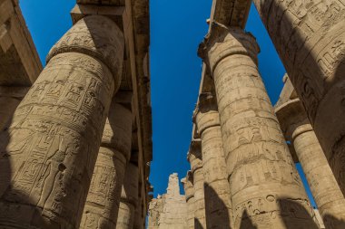 Mısır 'ın Karnak kentindeki Amun Tapınağı' ndaki Büyük Hypostyle Salonu 'nun sütunları.