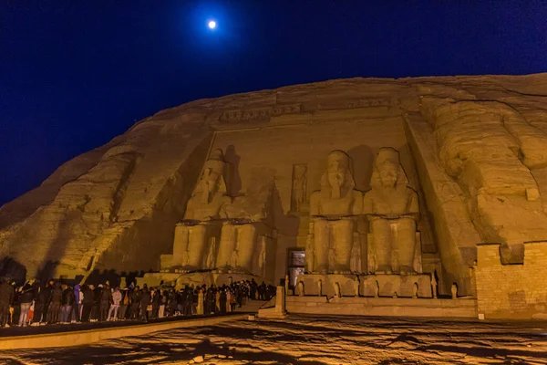 Longa Fila Pessoas Esperando Frente Grande Templo Ramsés Abu Simbel — Fotografia de Stock