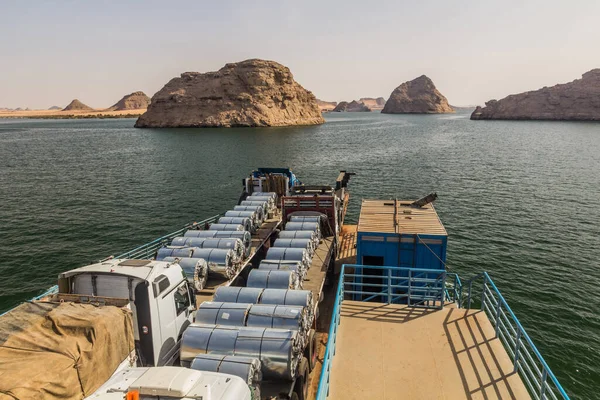 Mısır, Nasser Gölü 'nden geçen bir feribotta kamyonlar.