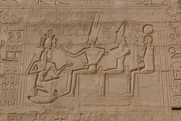 LUXOR, EGYPT - 18 Şubat 2019: Theban Necropolis, Mısır 'daki Ramesseum (2. Ramesses Morg Tapınağı) Duvarı