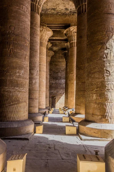 이집트 호루스 신전에 기둥들 — 스톡 사진