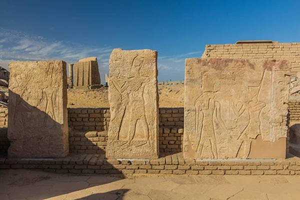 Tallados Piedra Cerca Del Templo Kalabsha Isla Lago Nasser Egipto —  Fotos de Stock